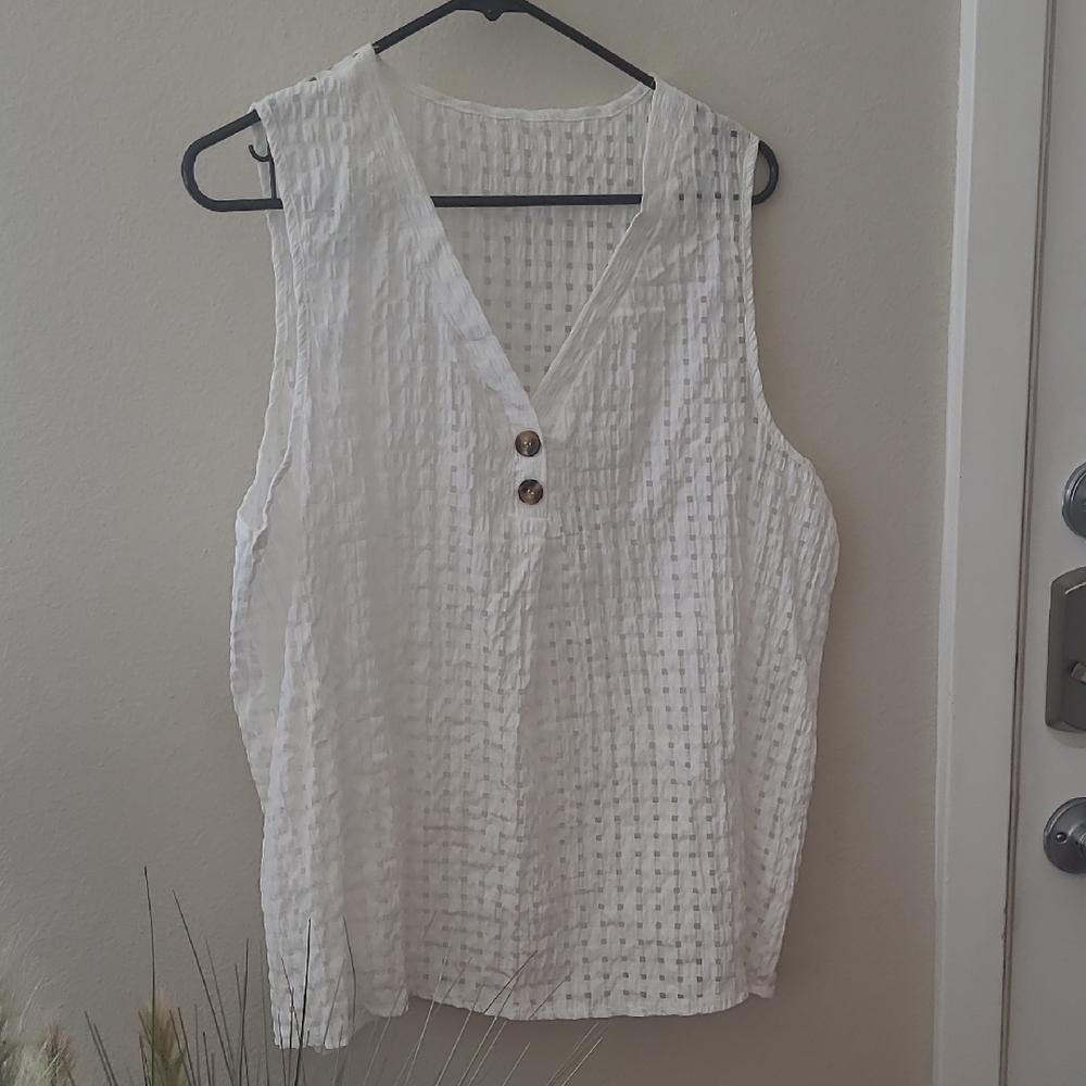 Elegant White Textured Sleeveless Blouse